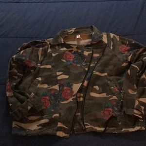 Camo jacket with Floral acc 2xl but fits like l/xl
